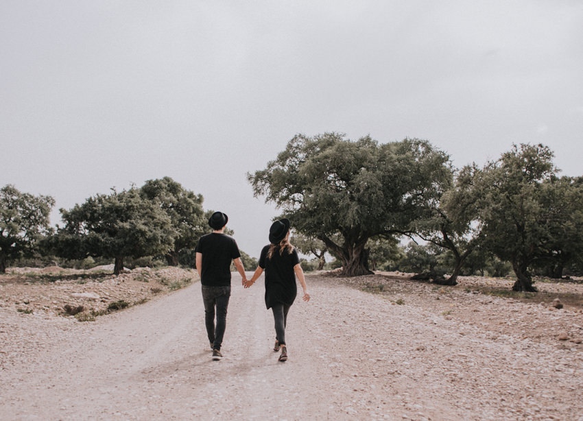 001_coupleshoot_couplegoals_paarshooting_marokko_morocco_marrakesch_essaouira_travelcouple_travel_allblack_photographer_fotograf_travelphotographer