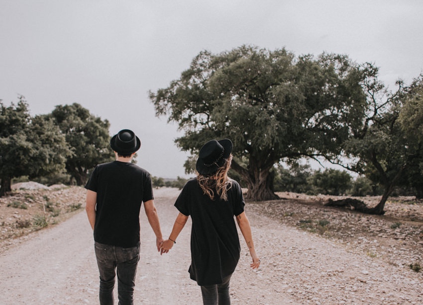 002_coupleshoot_couplegoals_paarshooting_marokko_morocco_marrakesch_essaouira_travelcouple_travel_allblack_photographer_fotograf_travelphotographer
