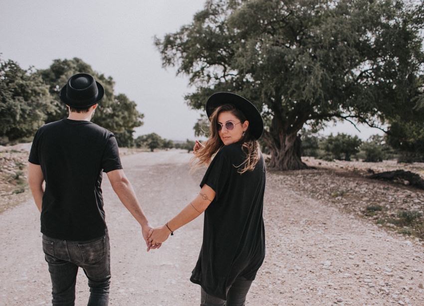 003_coupleshoot_couplegoals_paarshooting_marokko_morocco_marrakesch_essaouira_travelcouple_travel_allblack_photographer_fotograf_travelphotographer