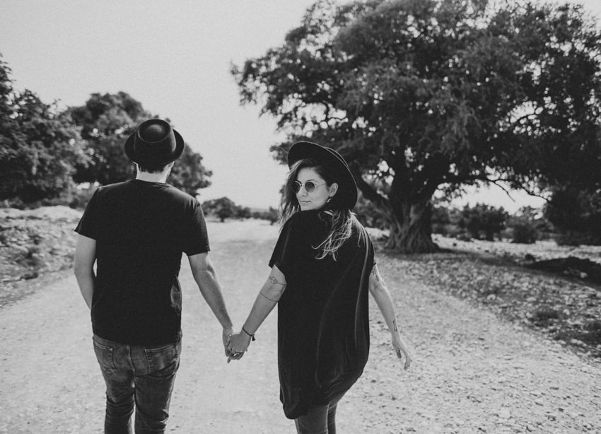 004_coupleshoot_couplegoals_paarshooting_marokko_morocco_marrakesch_essaouira_travelcouple_travel_allblack_photographer_fotograf_travelphotographer