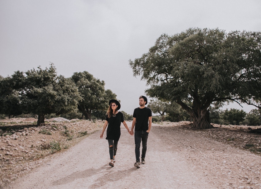 006_coupleshoot_couplegoals_paarshooting_marokko_morocco_marrakesch_essaouira_travelcouple_travel_allblack_photographer_fotograf_travelphotographer