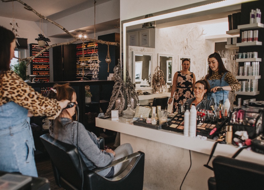 001_hochzeit_wedding_rathaus_recklinghausen_fotograf_nrw_standesamt_altstadt_ruhrpott_ruhrgebiet_hochzeitsfotograf_civilwedding_urban_manta_blumen_burger_getting_ready_cafe_unique_hochzeitsfotografie