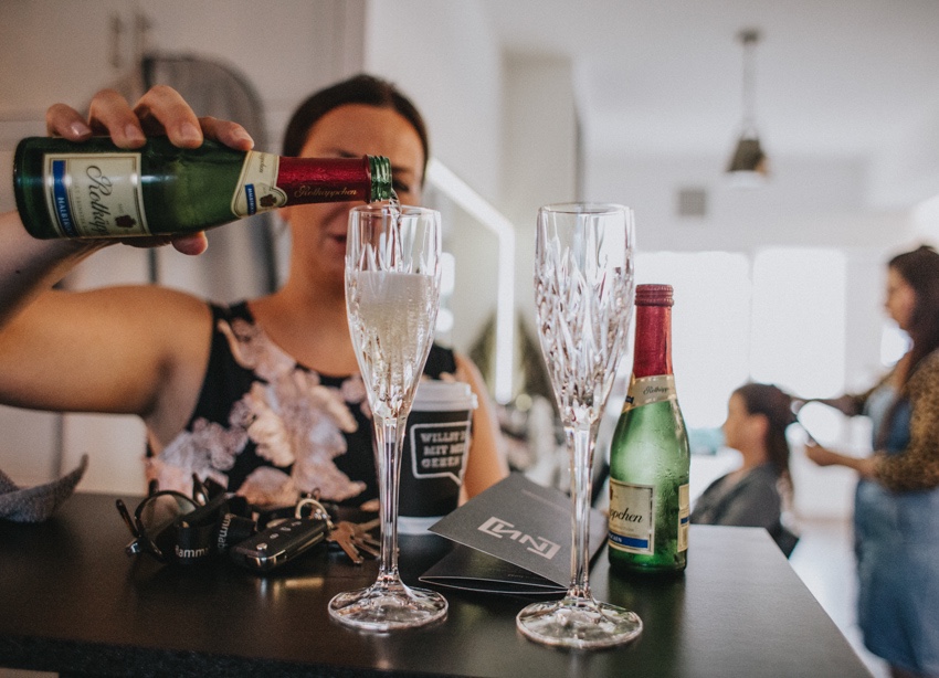 002_hochzeit_wedding_rathaus_recklinghausen_fotograf_nrw_standesamt_altstadt_ruhrpott_ruhrgebiet_hochzeitsfotograf_civilwedding_urban_manta_blumen_burger_getting_ready_cafe_unique_hochzeitsfotografie