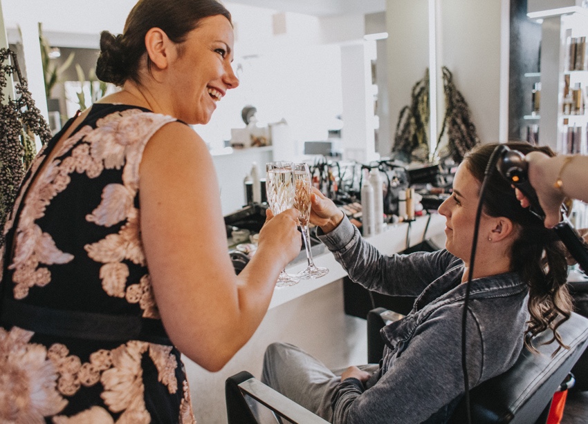 003_hochzeit_wedding_rathaus_recklinghausen_fotograf_nrw_standesamt_altstadt_ruhrpott_ruhrgebiet_hochzeitsfotograf_civilwedding_urban_manta_blumen_burger_getting_ready_cafe_unique_hochzeitsfotografie