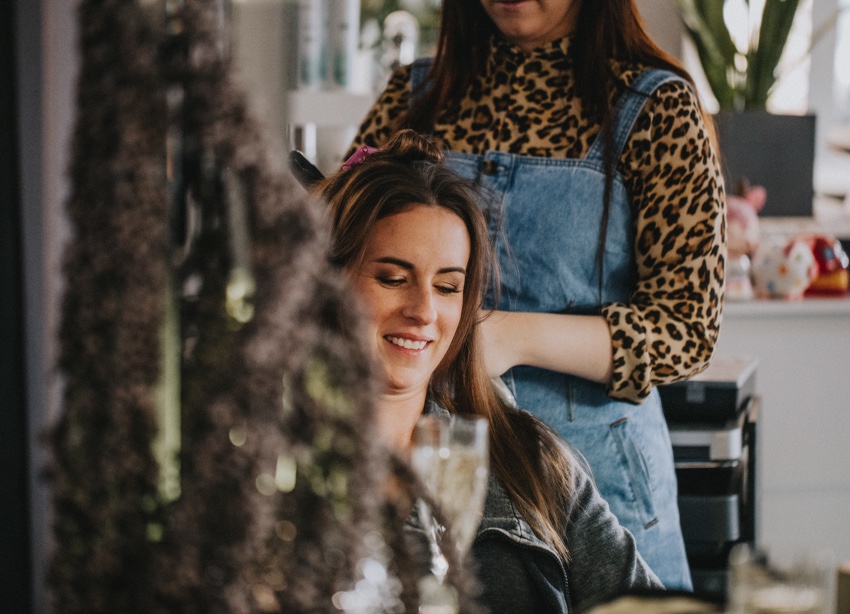 004_hochzeit_wedding_rathaus_recklinghausen_fotograf_nrw_standesamt_altstadt_ruhrpott_ruhrgebiet_hochzeitsfotograf_civilwedding_urban_manta_blumen_burger_getting_ready_cafe_unique_hochzeitsfotografie