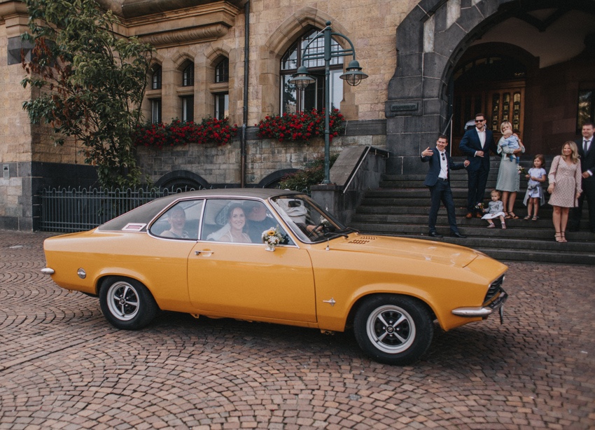 028_hochzeit_wedding_rathaus_recklinghausen_fotograf_nrw_standesamt_altstadt_ruhrpott_ruhrgebiet_hochzeitsfotograf_civilwedding_urban_manta_blumen_burger_getting_ready_cafe_unique_hochzeitsfotografie