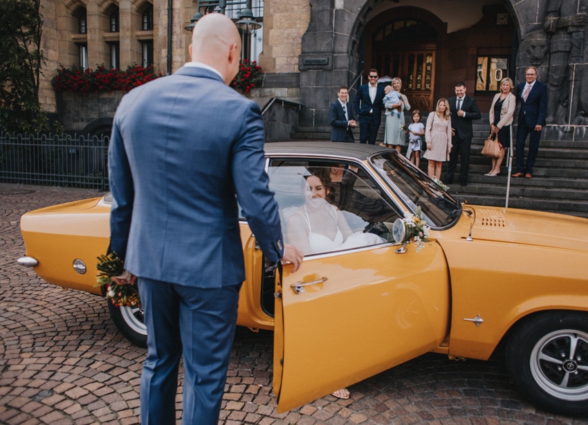 029_hochzeit_wedding_rathaus_recklinghausen_fotograf_nrw_standesamt_altstadt_ruhrpott_ruhrgebiet_hochzeitsfotograf_civilwedding_urban_manta_blumen_burger_getting_ready_cafe_unique_hochzeitsfotografie