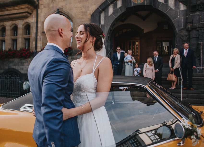 030_hochzeit_wedding_rathaus_recklinghausen_fotograf_nrw_standesamt_altstadt_ruhrpott_ruhrgebiet_hochzeitsfotograf_civilwedding_urban_manta_blumen_burger_getting_ready_cafe_unique_hochzeitsfotografie