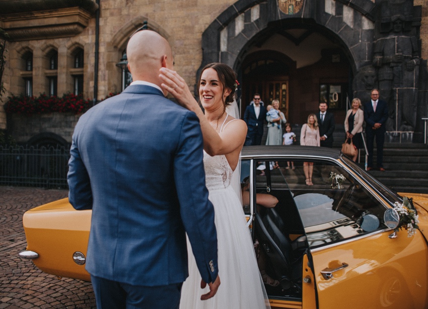 031_hochzeit_wedding_rathaus_recklinghausen_fotograf_nrw_standesamt_altstadt_ruhrpott_ruhrgebiet_hochzeitsfotograf_civilwedding_urban_manta_blumen_burger_getting_ready_cafe_unique_hochzeitsfotografie