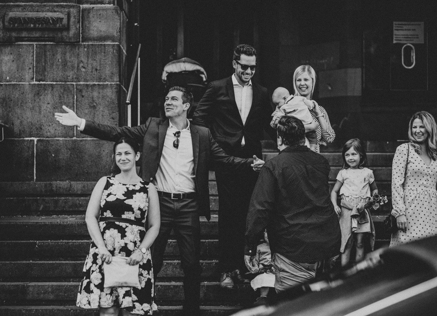 032_hochzeit_wedding_rathaus_recklinghausen_fotograf_nrw_standesamt_altstadt_ruhrpott_ruhrgebiet_hochzeitsfotograf_civilwedding_urban_manta_blumen_burger_getting_ready_cafe_unique_hochzeitsfotografie