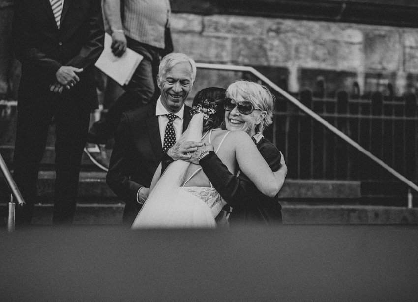 033_hochzeit_wedding_rathaus_recklinghausen_fotograf_nrw_standesamt_altstadt_ruhrpott_ruhrgebiet_hochzeitsfotograf_civilwedding_urban_manta_blumen_burger_getting_ready_cafe_unique_hochzeitsfotografie