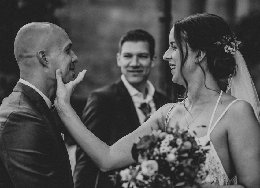 034_hochzeit_wedding_rathaus_recklinghausen_fotograf_nrw_standesamt_altstadt_ruhrpott_ruhrgebiet_hochzeitsfotograf_civilwedding_urban_manta_blumen_burger_getting_ready_cafe_unique_hochzeitsfotografie