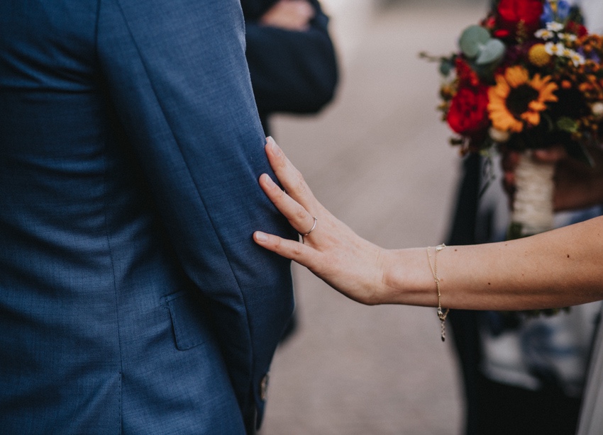 040_hochzeit_wedding_rathaus_recklinghausen_fotograf_nrw_standesamt_altstadt_ruhrpott_ruhrgebiet_hochzeitsfotograf_civilwedding_urban_manta_blumen_burger_getting_ready_cafe_unique_hochzeitsfotografie