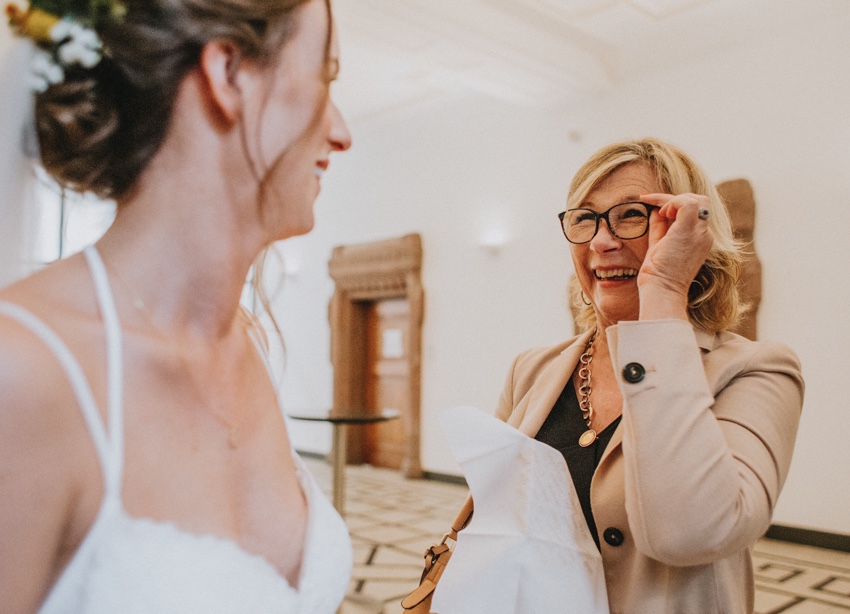 042_hochzeit_wedding_rathaus_recklinghausen_fotograf_nrw_standesamt_altstadt_ruhrpott_ruhrgebiet_hochzeitsfotograf_civilwedding_urban_manta_blumen_burger_getting_ready_cafe_unique_hochzeitsfotografie