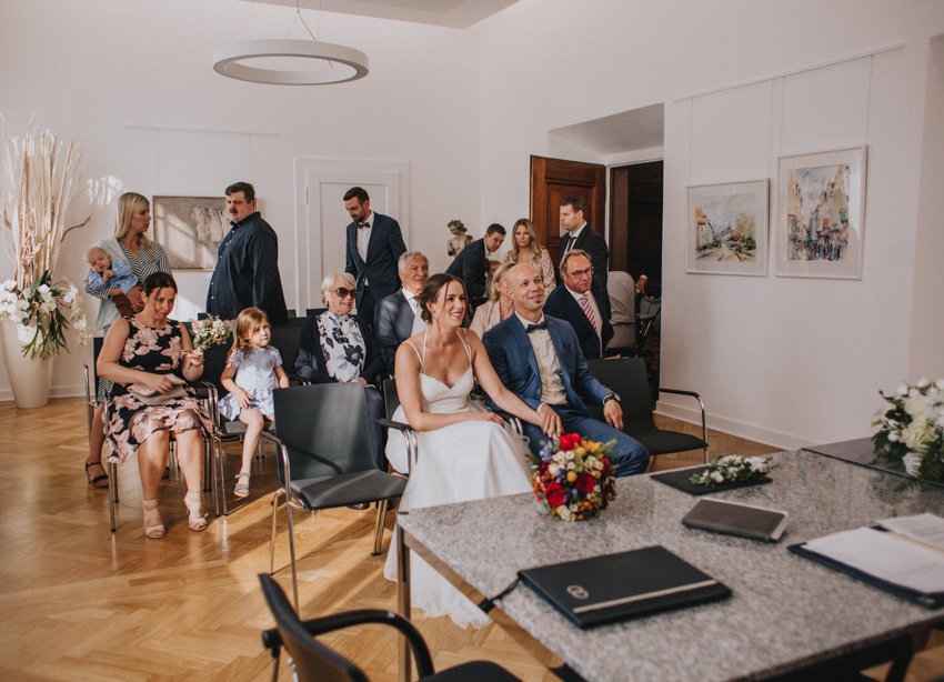 043_hochzeit_wedding_rathaus_recklinghausen_fotograf_nrw_standesamt_altstadt_ruhrpott_ruhrgebiet_hochzeitsfotograf_civilwedding_urban_manta_blumen_burger_getting_ready_cafe_unique_hochzeitsfotografie