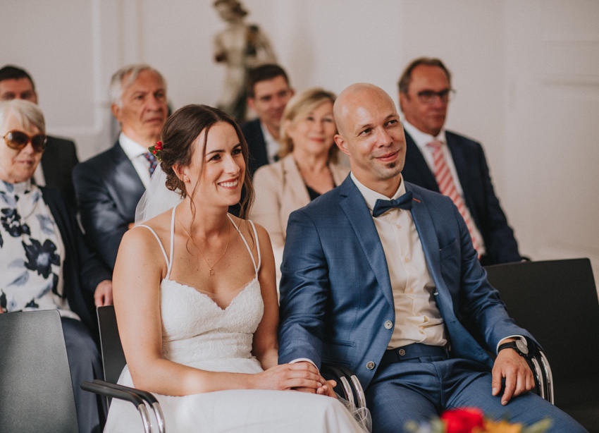 044_hochzeit_wedding_rathaus_recklinghausen_fotograf_nrw_standesamt_altstadt_ruhrpott_ruhrgebiet_hochzeitsfotograf_civilwedding_urban_manta_blumen_burger_getting_ready_cafe_unique_hochzeitsfotografie
