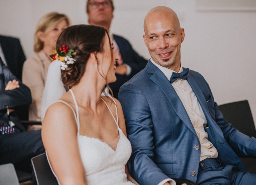 046_hochzeit_wedding_rathaus_recklinghausen_fotograf_nrw_standesamt_altstadt_ruhrpott_ruhrgebiet_hochzeitsfotograf_civilwedding_urban_manta_blumen_burger_getting_ready_cafe_unique_hochzeitsfotografie