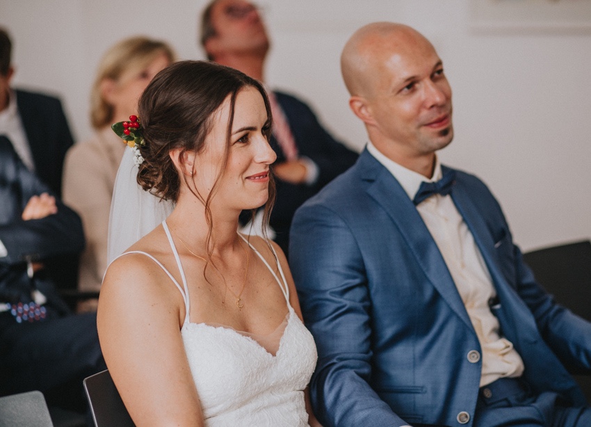 047_hochzeit_wedding_rathaus_recklinghausen_fotograf_nrw_standesamt_altstadt_ruhrpott_ruhrgebiet_hochzeitsfotograf_civilwedding_urban_manta_blumen_burger_getting_ready_cafe_unique_hochzeitsfotografie