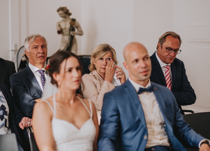 048_hochzeit_wedding_rathaus_recklinghausen_fotograf_nrw_standesamt_altstadt_ruhrpott_ruhrgebiet_hochzeitsfotograf_civilwedding_urban_manta_blumen_burger_getting_ready_cafe_unique_hochzeitsfotografie
