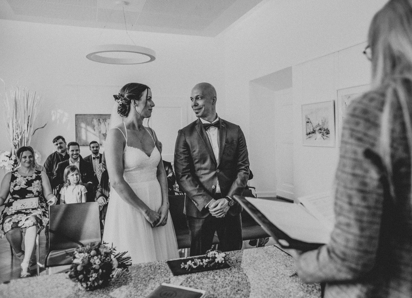 049_hochzeit_wedding_rathaus_recklinghausen_fotograf_nrw_standesamt_altstadt_ruhrpott_ruhrgebiet_hochzeitsfotograf_civilwedding_urban_manta_blumen_burger_getting_ready_cafe_unique_hochzeitsfotografie