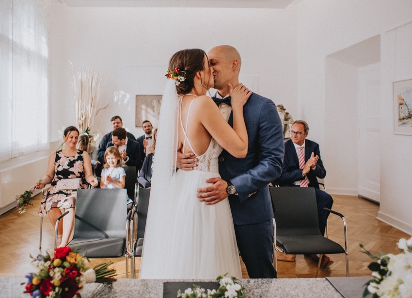 052_hochzeit_wedding_rathaus_recklinghausen_fotograf_nrw_standesamt_altstadt_ruhrpott_ruhrgebiet_hochzeitsfotograf_civilwedding_urban_manta_blumen_burger_getting_ready_cafe_unique_hochzeitsfotografie