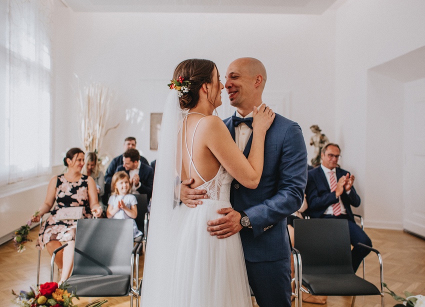 053_hochzeit_wedding_rathaus_recklinghausen_fotograf_nrw_standesamt_altstadt_ruhrpott_ruhrgebiet_hochzeitsfotograf_civilwedding_urban_manta_blumen_burger_getting_ready_cafe_unique_hochzeitsfotografie