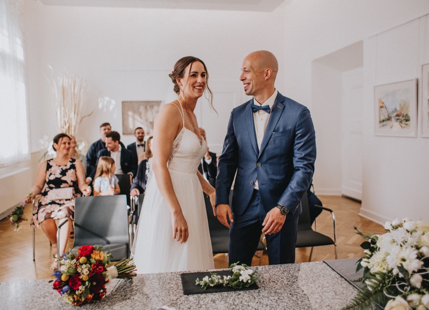 054_hochzeit_wedding_rathaus_recklinghausen_fotograf_nrw_standesamt_altstadt_ruhrpott_ruhrgebiet_hochzeitsfotograf_civilwedding_urban_manta_blumen_burger_getting_ready_cafe_unique_hochzeitsfotografie