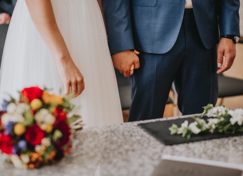 055_hochzeit_wedding_rathaus_recklinghausen_fotograf_nrw_standesamt_altstadt_ruhrpott_ruhrgebiet_hochzeitsfotograf_civilwedding_urban_manta_blumen_burger_getting_ready_cafe_unique_hochzeitsfotografie