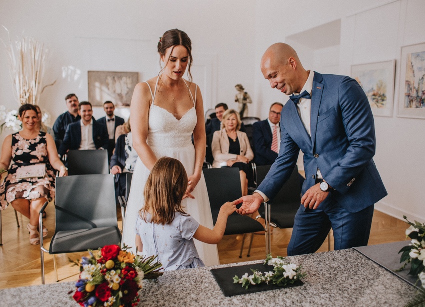 056_hochzeit_wedding_rathaus_recklinghausen_fotograf_nrw_standesamt_altstadt_ruhrpott_ruhrgebiet_hochzeitsfotograf_civilwedding_urban_manta_blumen_burger_getting_ready_cafe_unique_hochzeitsfotografie