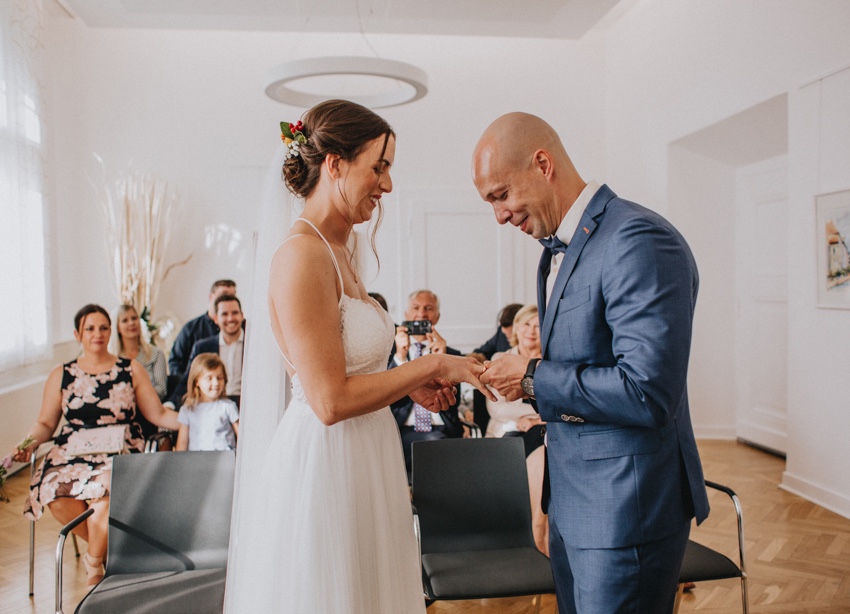 057_hochzeit_wedding_rathaus_recklinghausen_fotograf_nrw_standesamt_altstadt_ruhrpott_ruhrgebiet_hochzeitsfotograf_civilwedding_urban_manta_blumen_burger_getting_ready_cafe_unique_hochzeitsfotografie