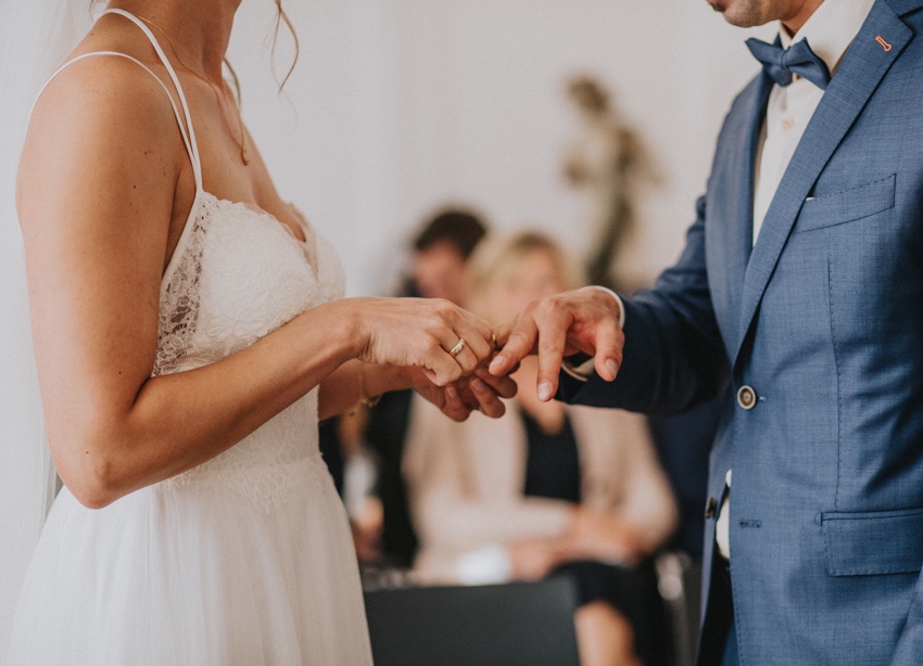 058_hochzeit_wedding_rathaus_recklinghausen_fotograf_nrw_standesamt_altstadt_ruhrpott_ruhrgebiet_hochzeitsfotograf_civilwedding_urban_manta_blumen_burger_getting_ready_cafe_unique_hochzeitsfotografie