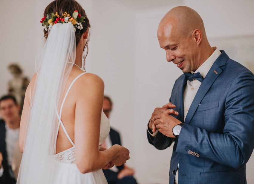 059_hochzeit_wedding_rathaus_recklinghausen_fotograf_nrw_standesamt_altstadt_ruhrpott_ruhrgebiet_hochzeitsfotograf_civilwedding_urban_manta_blumen_burger_getting_ready_cafe_unique_hochzeitsfotografie