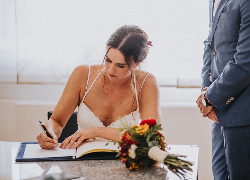 060_hochzeit_wedding_rathaus_recklinghausen_fotograf_nrw_standesamt_altstadt_ruhrpott_ruhrgebiet_hochzeitsfotograf_civilwedding_urban_manta_blumen_burger_getting_ready_cafe_unique_hochzeitsfotografie