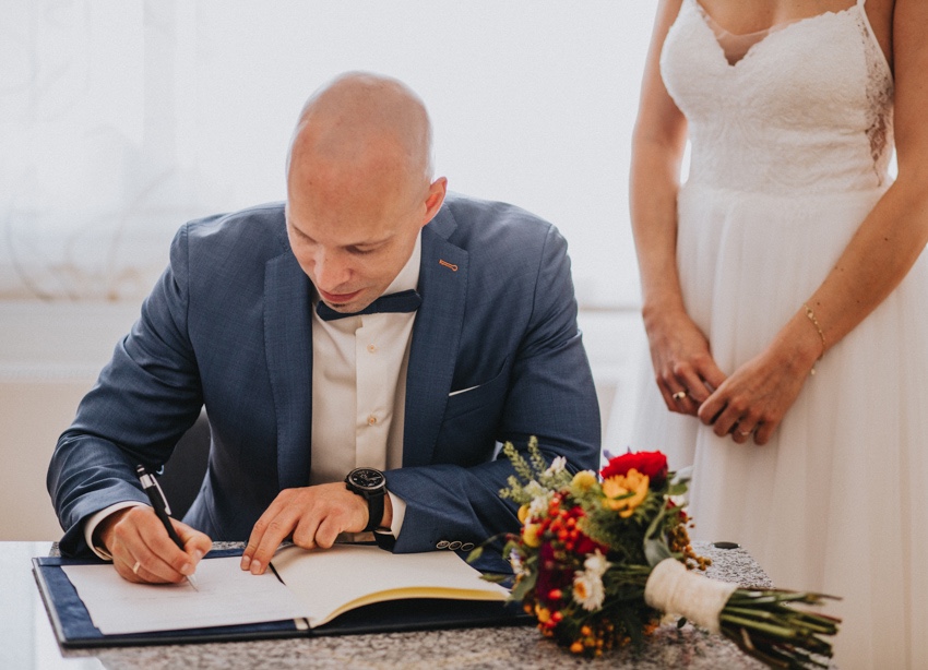 062_hochzeit_wedding_rathaus_recklinghausen_fotograf_nrw_standesamt_altstadt_ruhrpott_ruhrgebiet_hochzeitsfotograf_civilwedding_urban_manta_blumen_burger_getting_ready_cafe_unique_hochzeitsfotografie