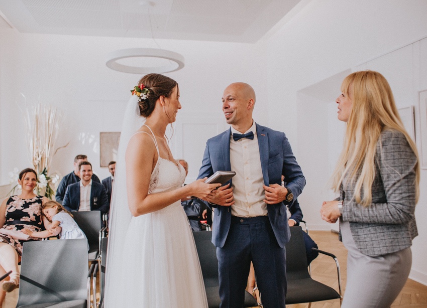066_hochzeit_wedding_rathaus_recklinghausen_fotograf_nrw_standesamt_altstadt_ruhrpott_ruhrgebiet_hochzeitsfotograf_civilwedding_urban_manta_blumen_burger_getting_ready_cafe_unique_hochzeitsfotografie