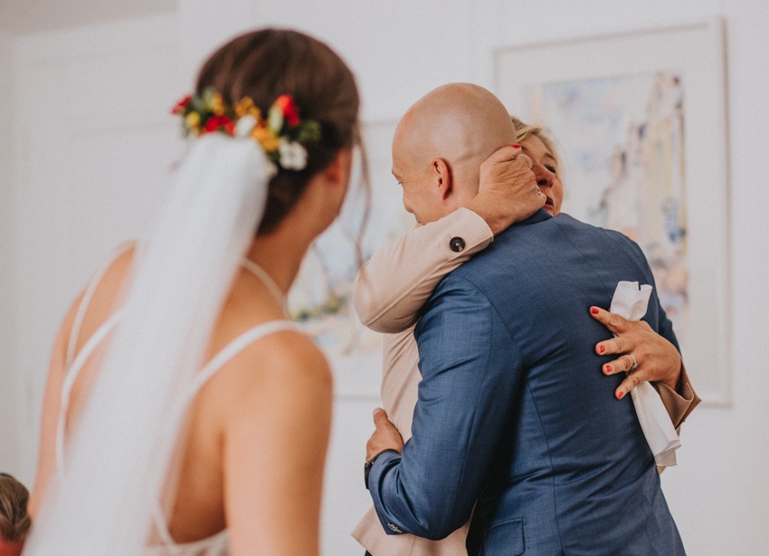 067_hochzeit_wedding_rathaus_recklinghausen_fotograf_nrw_standesamt_altstadt_ruhrpott_ruhrgebiet_hochzeitsfotograf_civilwedding_urban_manta_blumen_burger_getting_ready_cafe_unique_hochzeitsfotografie