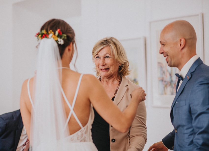 068_hochzeit_wedding_rathaus_recklinghausen_fotograf_nrw_standesamt_altstadt_ruhrpott_ruhrgebiet_hochzeitsfotograf_civilwedding_urban_manta_blumen_burger_getting_ready_cafe_unique_hochzeitsfotografie
