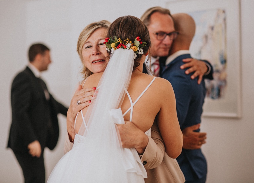 069_hochzeit_wedding_rathaus_recklinghausen_fotograf_nrw_standesamt_altstadt_ruhrpott_ruhrgebiet_hochzeitsfotograf_civilwedding_urban_manta_blumen_burger_getting_ready_cafe_unique_hochzeitsfotografie