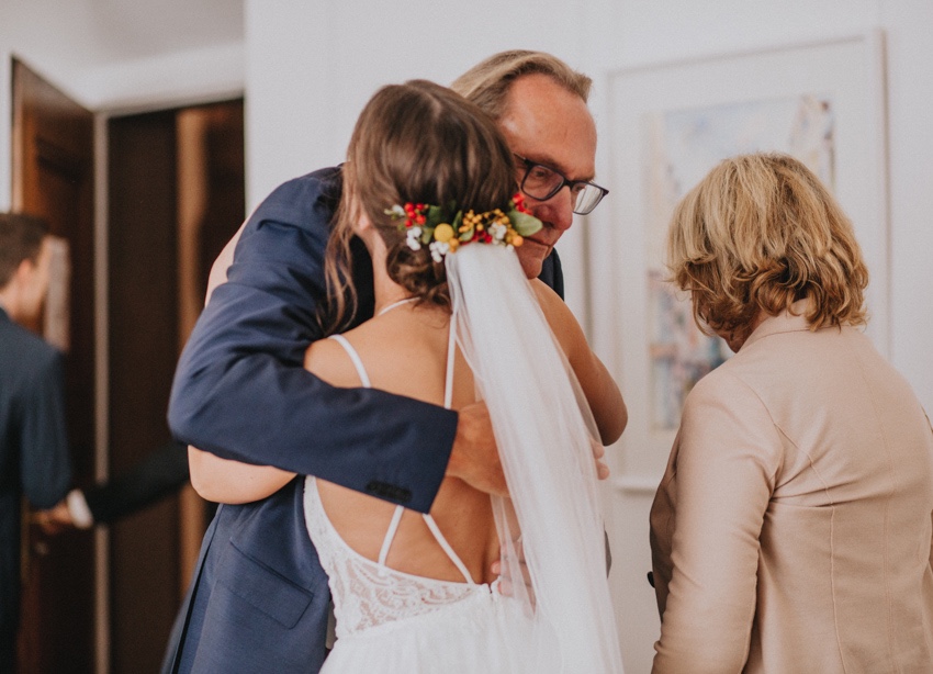 070_hochzeit_wedding_rathaus_recklinghausen_fotograf_nrw_standesamt_altstadt_ruhrpott_ruhrgebiet_hochzeitsfotograf_civilwedding_urban_manta_blumen_burger_getting_ready_cafe_unique_hochzeitsfotografie