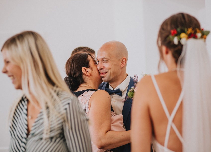 075_hochzeit_wedding_rathaus_recklinghausen_fotograf_nrw_standesamt_altstadt_ruhrpott_ruhrgebiet_hochzeitsfotograf_civilwedding_urban_manta_blumen_burger_getting_ready_cafe_unique_hochzeitsfotografie