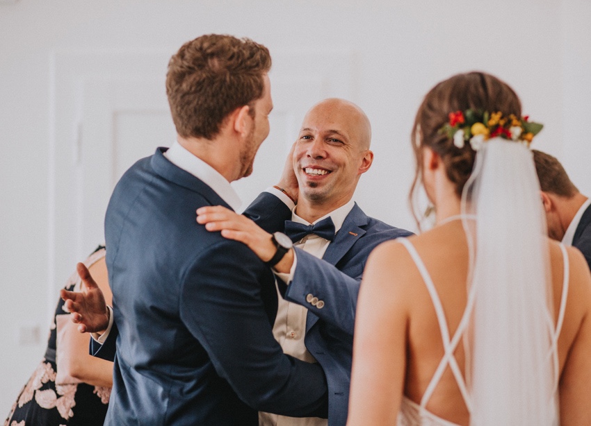077_hochzeit_wedding_rathaus_recklinghausen_fotograf_nrw_standesamt_altstadt_ruhrpott_ruhrgebiet_hochzeitsfotograf_civilwedding_urban_manta_blumen_burger_getting_ready_cafe_unique_hochzeitsfotografie