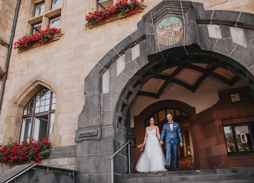 079_hochzeit_wedding_rathaus_recklinghausen_fotograf_nrw_standesamt_altstadt_ruhrpott_ruhrgebiet_hochzeitsfotograf_civilwedding_urban_manta_blumen_burger_getting_ready_cafe_unique_hochzeitsfotografie