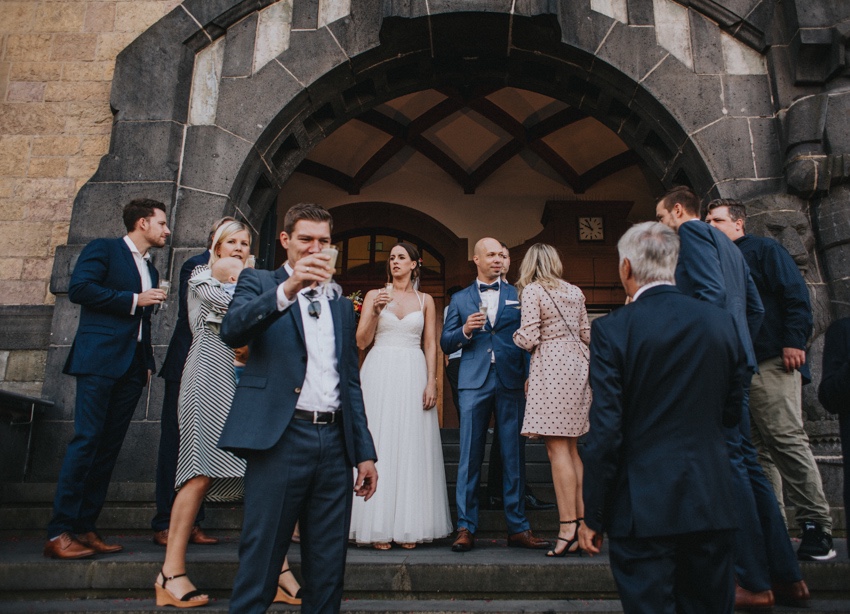 082_hochzeit_wedding_rathaus_recklinghausen_fotograf_nrw_standesamt_altstadt_ruhrpott_ruhrgebiet_hochzeitsfotograf_civilwedding_urban_manta_blumen_burger_getting_ready_cafe_unique_hochzeitsfotografie