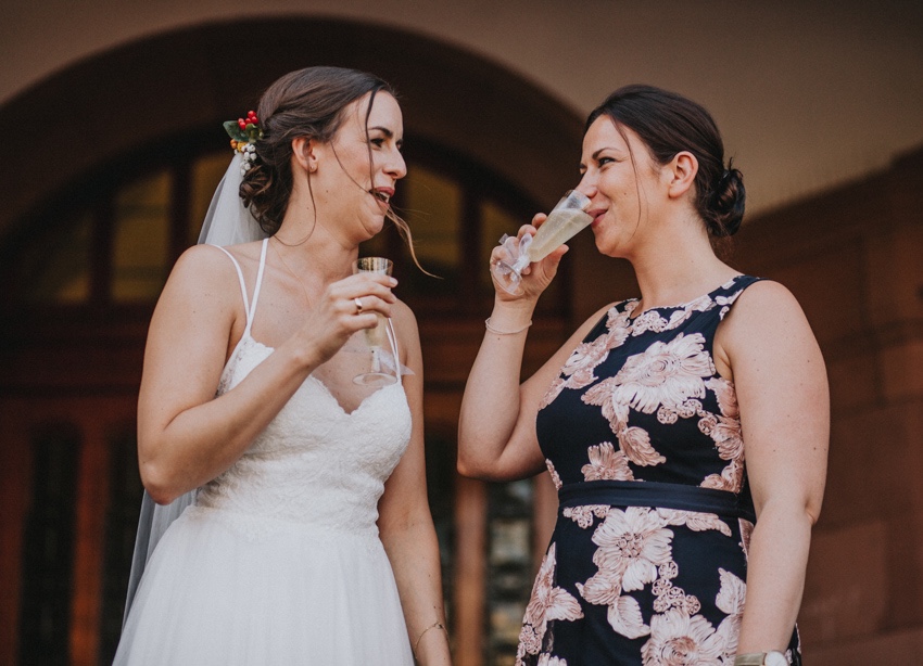 083_hochzeit_wedding_rathaus_recklinghausen_fotograf_nrw_standesamt_altstadt_ruhrpott_ruhrgebiet_hochzeitsfotograf_civilwedding_urban_manta_blumen_burger_getting_ready_cafe_unique_hochzeitsfotografie
