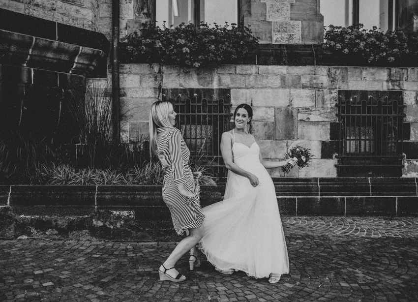 085_hochzeit_wedding_rathaus_recklinghausen_fotograf_nrw_standesamt_altstadt_ruhrpott_ruhrgebiet_hochzeitsfotograf_civilwedding_urban_manta_blumen_burger_getting_ready_cafe_unique_hochzeitsfotografie