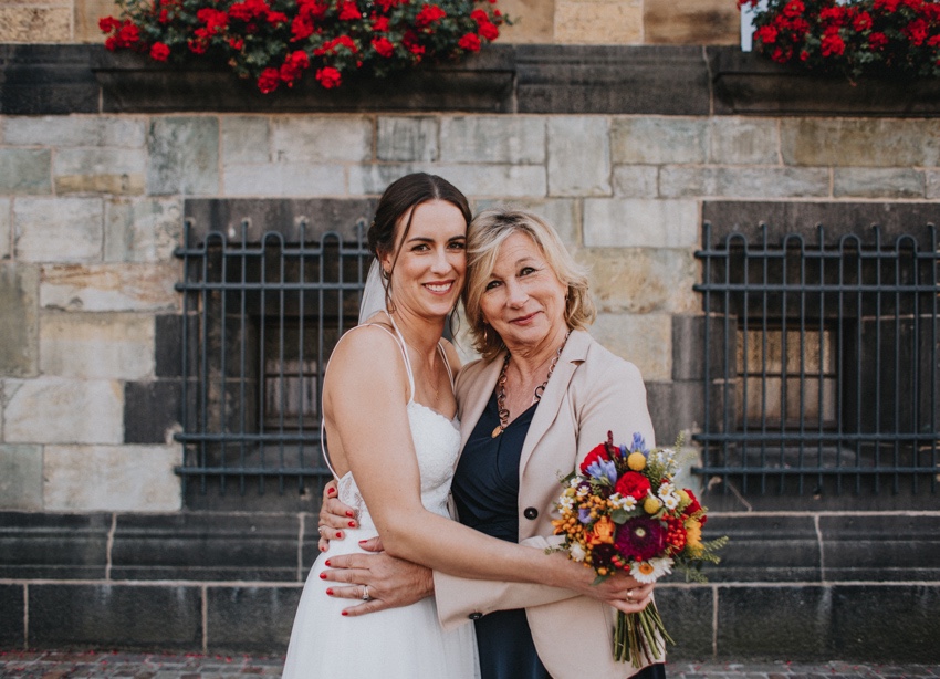 086_hochzeit_wedding_rathaus_recklinghausen_fotograf_nrw_standesamt_altstadt_ruhrpott_ruhrgebiet_hochzeitsfotograf_civilwedding_urban_manta_blumen_burger_getting_ready_cafe_unique_hochzeitsfotografie