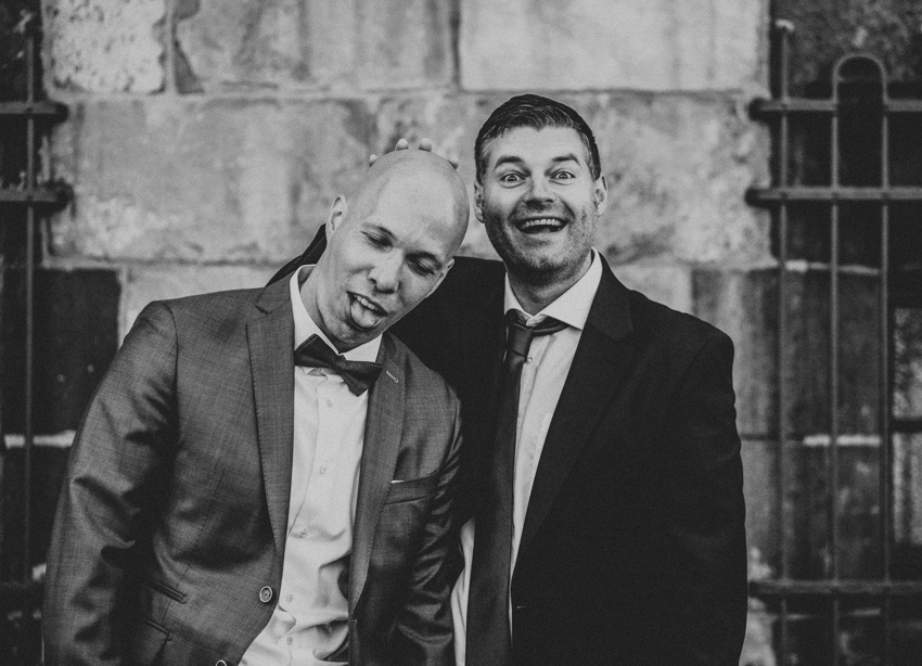 088_hochzeit_wedding_rathaus_recklinghausen_fotograf_nrw_standesamt_altstadt_ruhrpott_ruhrgebiet_hochzeitsfotograf_civilwedding_urban_manta_blumen_burger_getting_ready_cafe_unique_hochzeitsfotografie