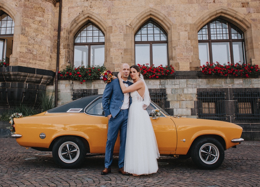 089_hochzeit_wedding_rathaus_recklinghausen_fotograf_nrw_standesamt_altstadt_ruhrpott_ruhrgebiet_hochzeitsfotograf_civilwedding_urban_manta_blumen_burger_getting_ready_cafe_unique_hochzeitsfotografie