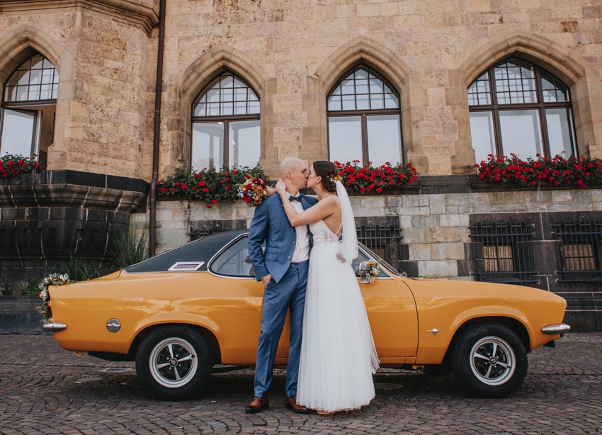 090_hochzeit_wedding_rathaus_recklinghausen_fotograf_nrw_standesamt_altstadt_ruhrpott_ruhrgebiet_hochzeitsfotograf_civilwedding_urban_manta_blumen_burger_getting_ready_cafe_unique_hochzeitsfotografie