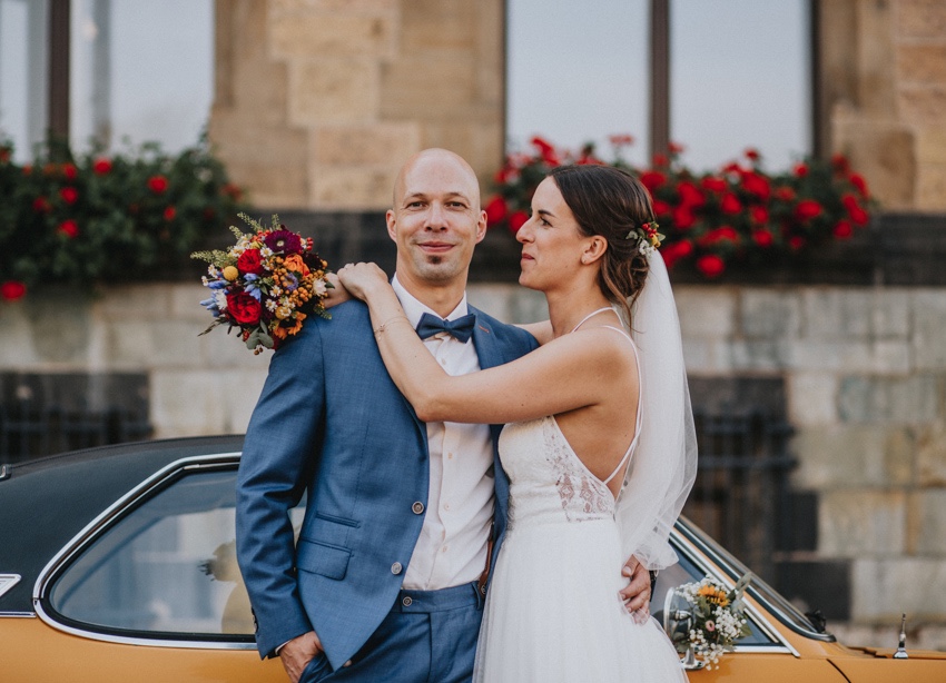 091_hochzeit_wedding_rathaus_recklinghausen_fotograf_nrw_standesamt_altstadt_ruhrpott_ruhrgebiet_hochzeitsfotograf_civilwedding_urban_manta_blumen_burger_getting_ready_cafe_unique_hochzeitsfotografie
